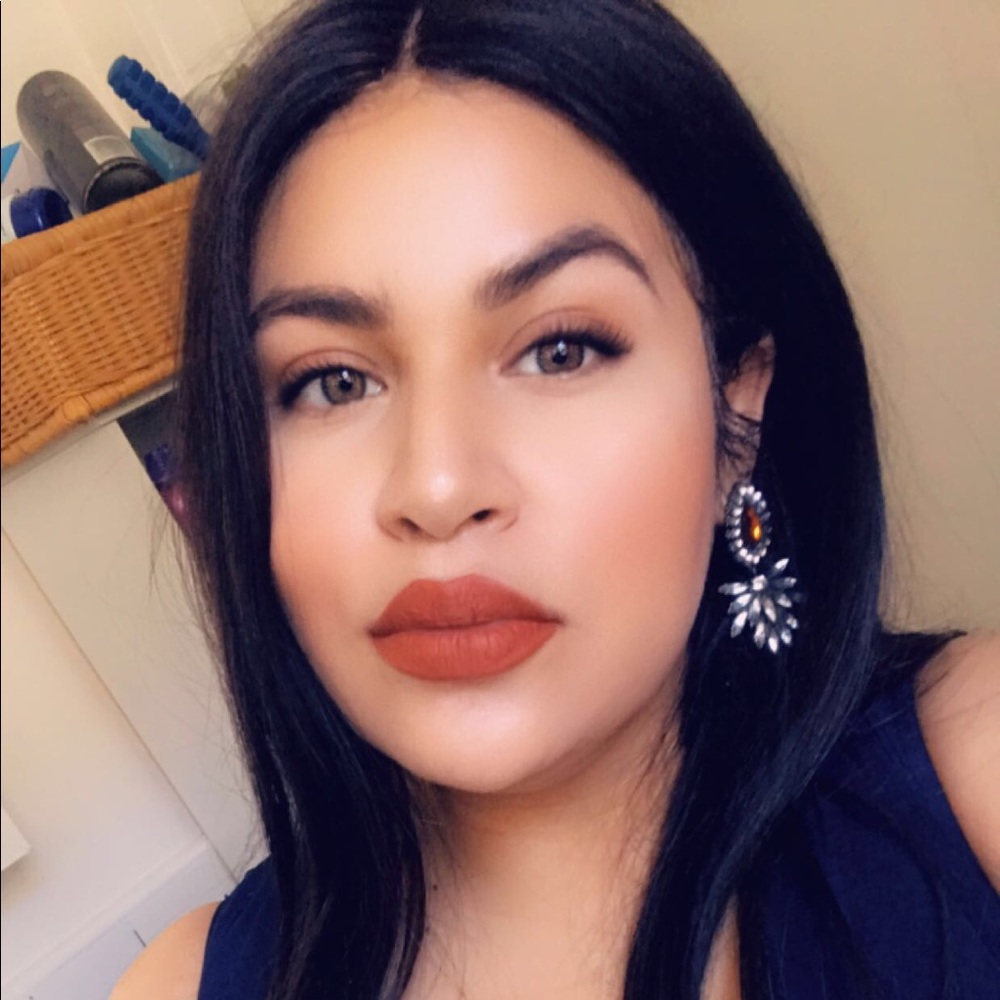 Meet your Posher, Dania